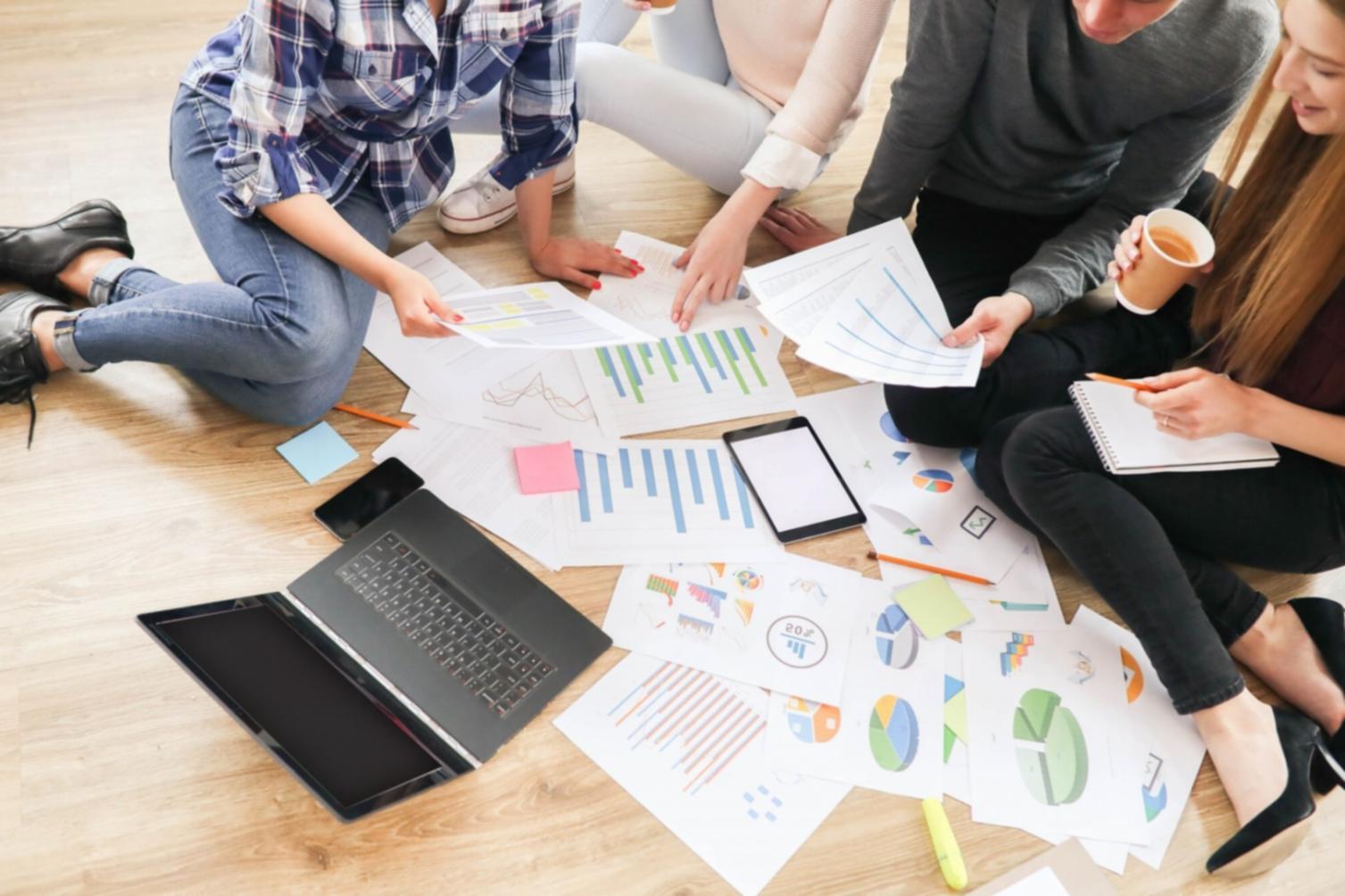 Grupo de estudiantes colaborando en análisis financiero